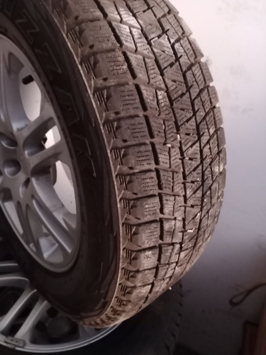 Диски шинами на Subaru Outback . размер R16