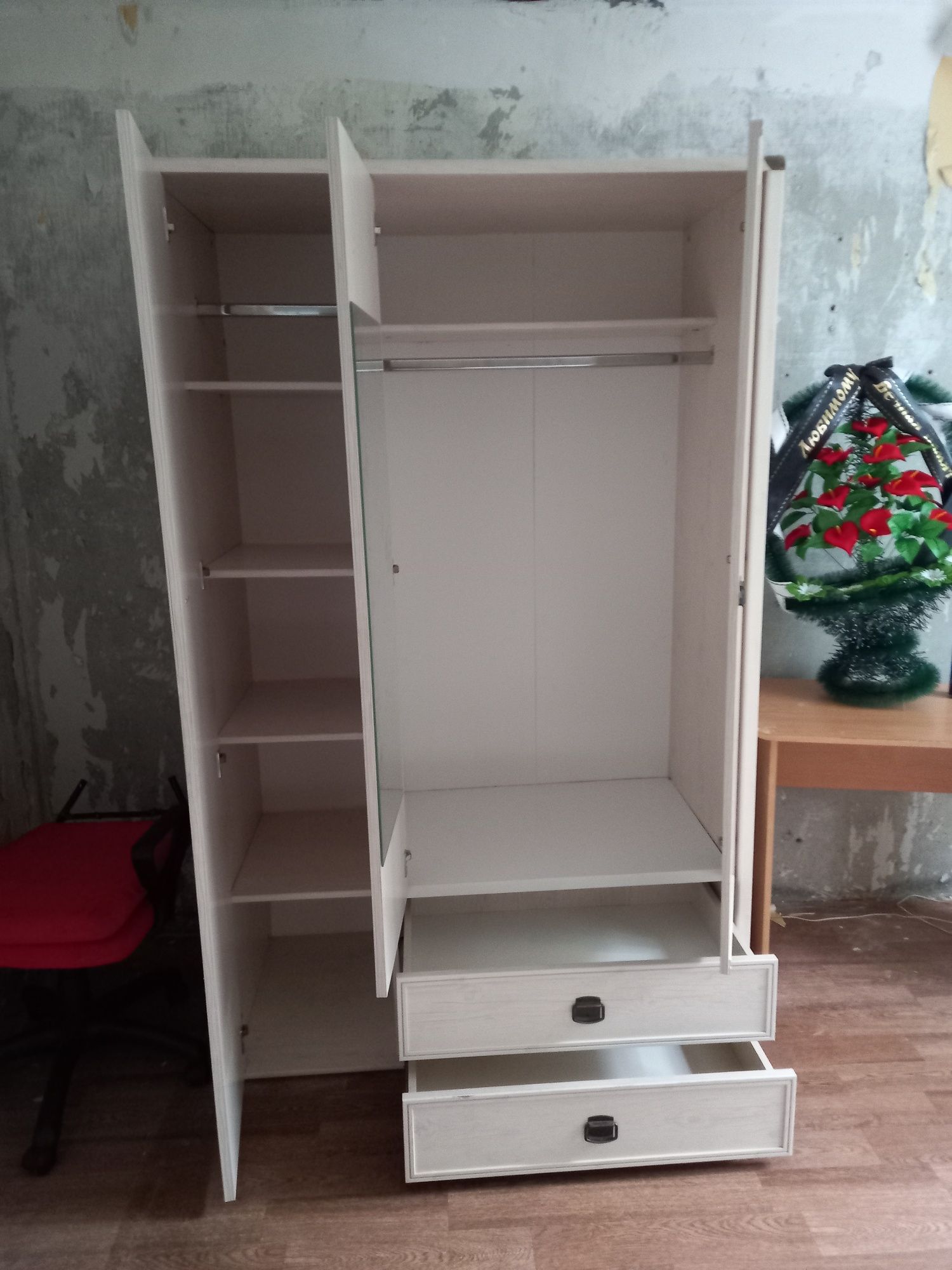 Шкаф спальный продам срочно б/у в хорошем состоянии