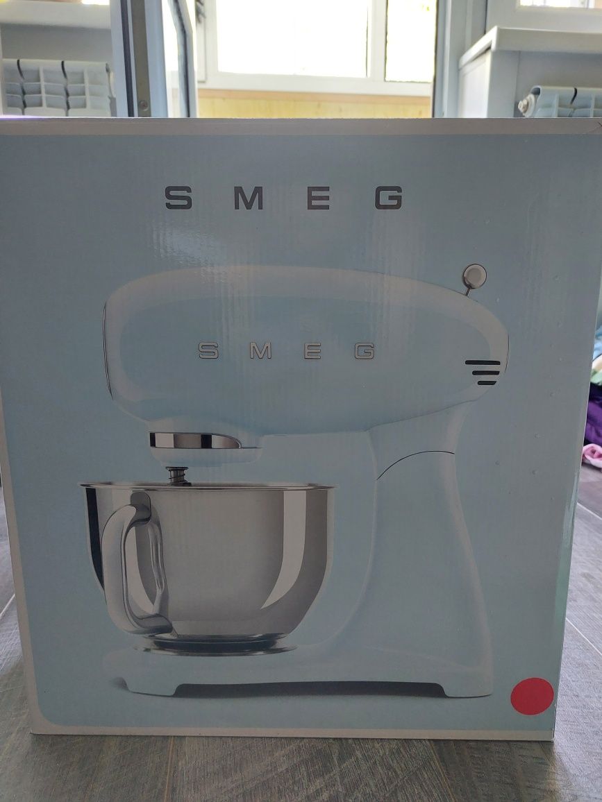 Планетарный Миксер Smeg красного цвета