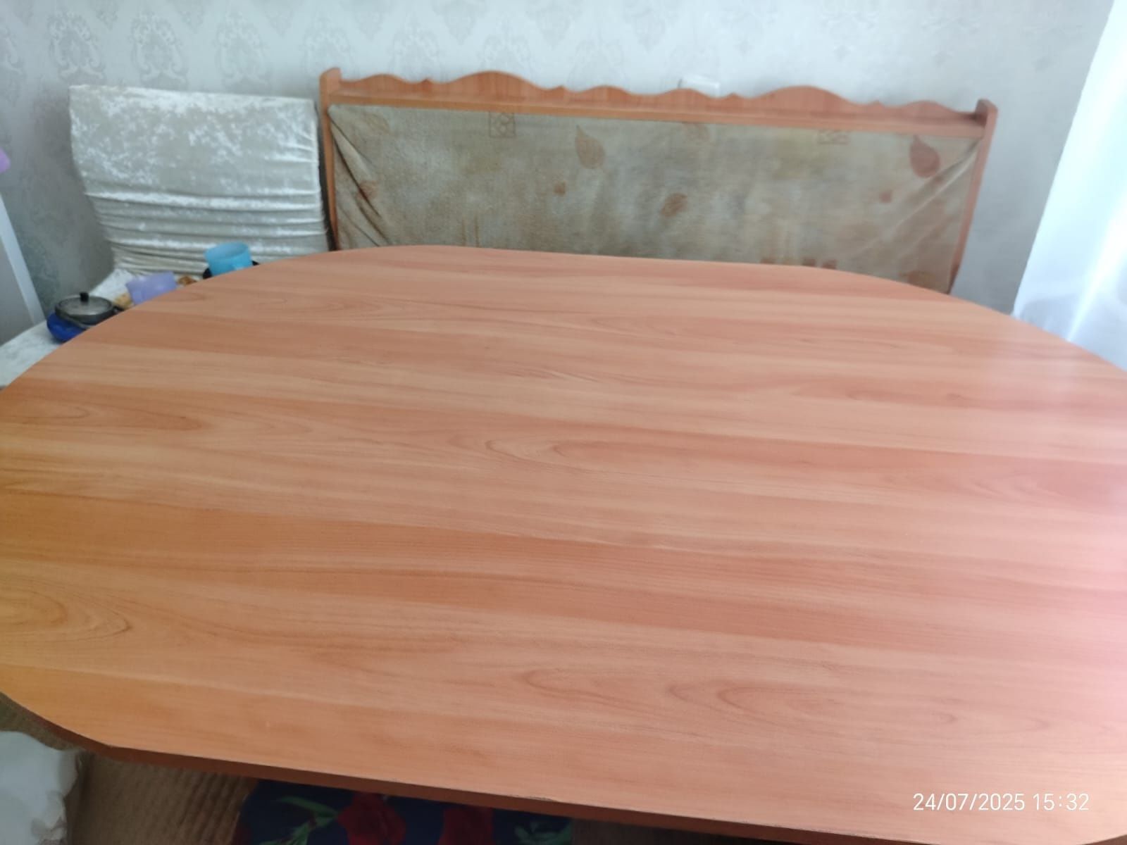 Кухонный стол для семьи