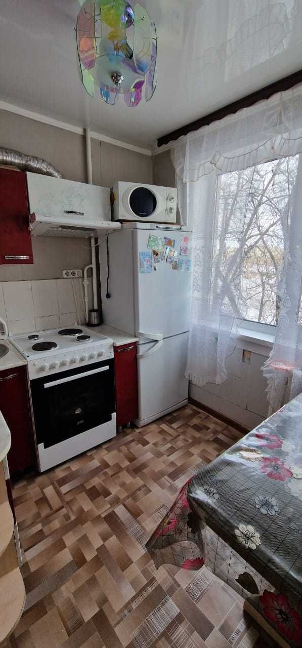 Продам 2-х комнатную квартиру на 2-м этаже! 16 микрорайон!