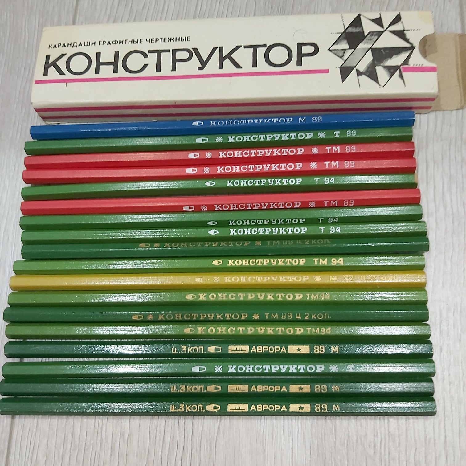Нобор советских карандашей Конструктор и Аврора
