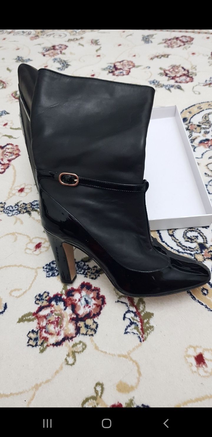 Срочно продам новые брендовые  сапоги "Valentino "!осенние!