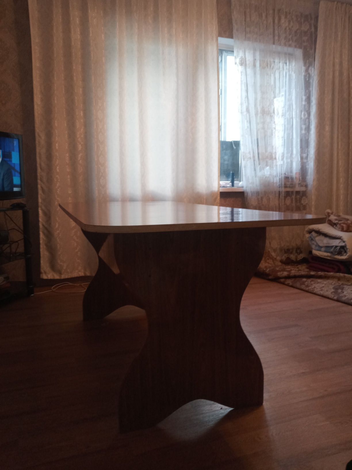 Обеденный стол..