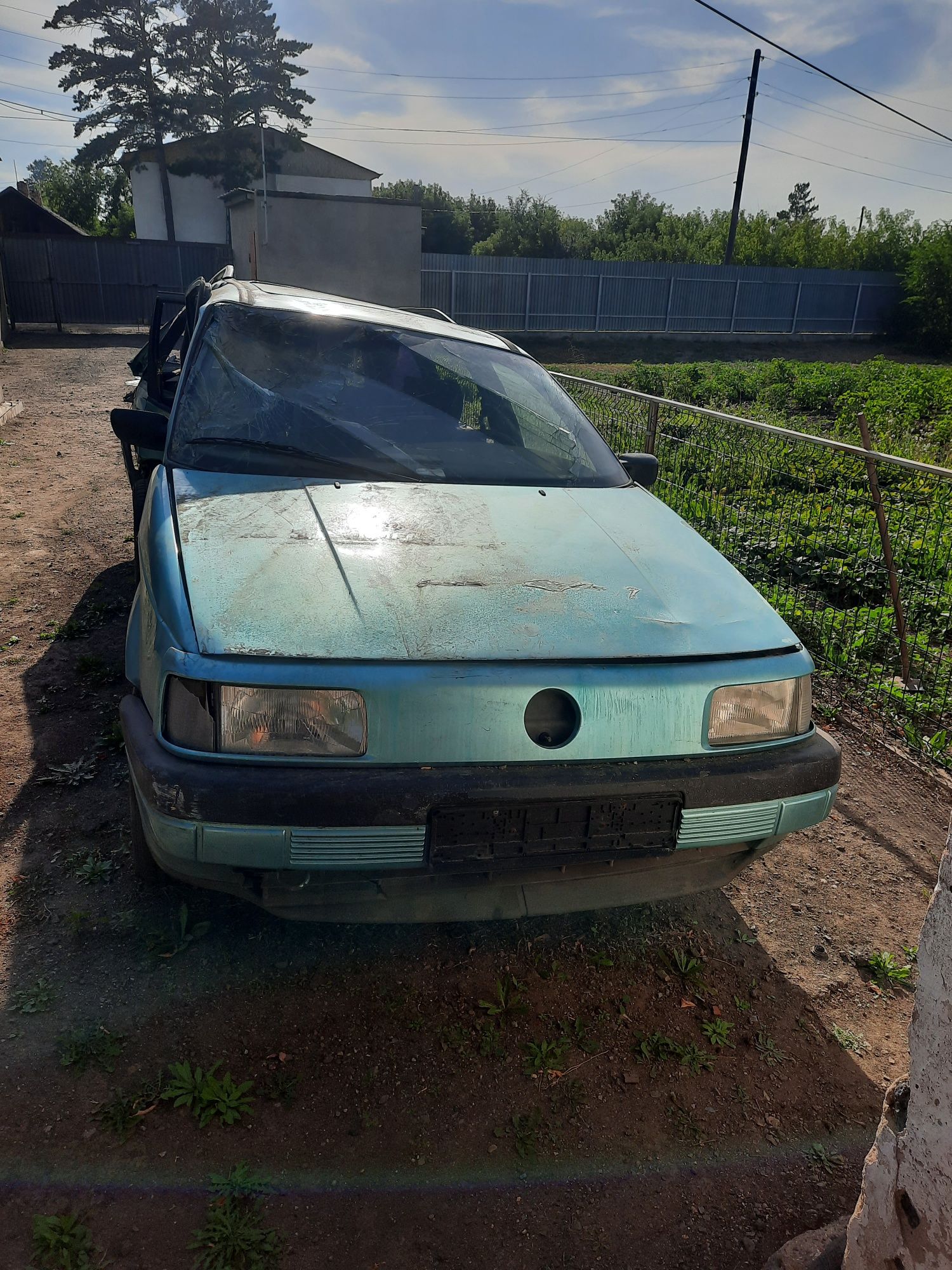 Продаю аварийный пассат б3