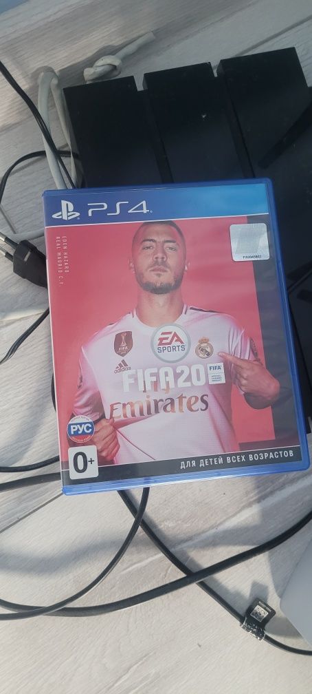 Продам ps4 с играми и джойстиками