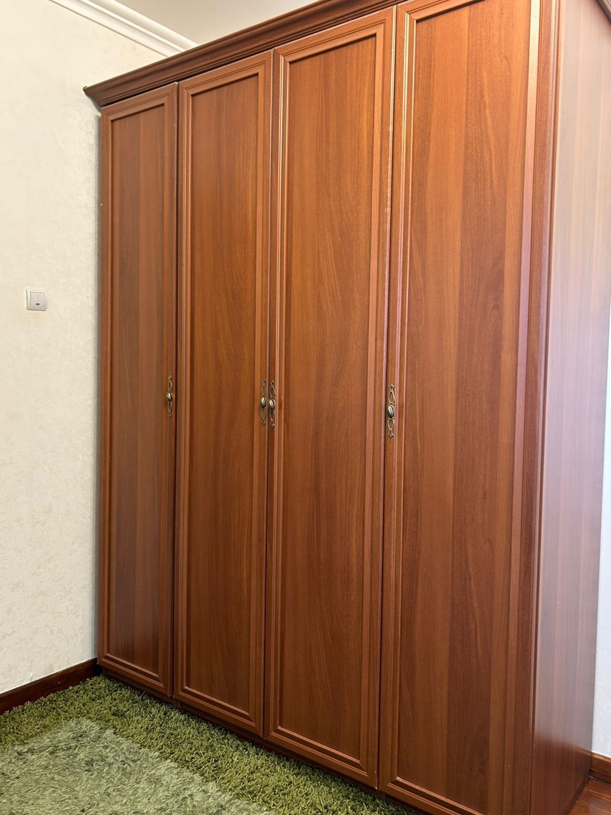 Кровать тумбочки и шкаф