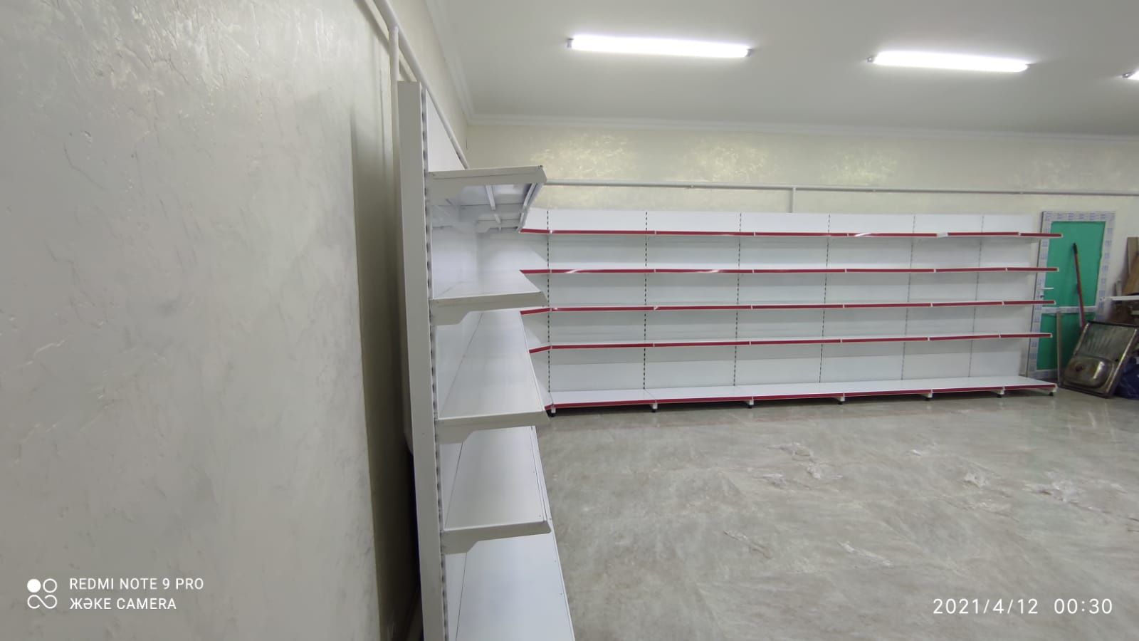 Витрины металлические стеллажи полки для магазинов и другого бизнеса