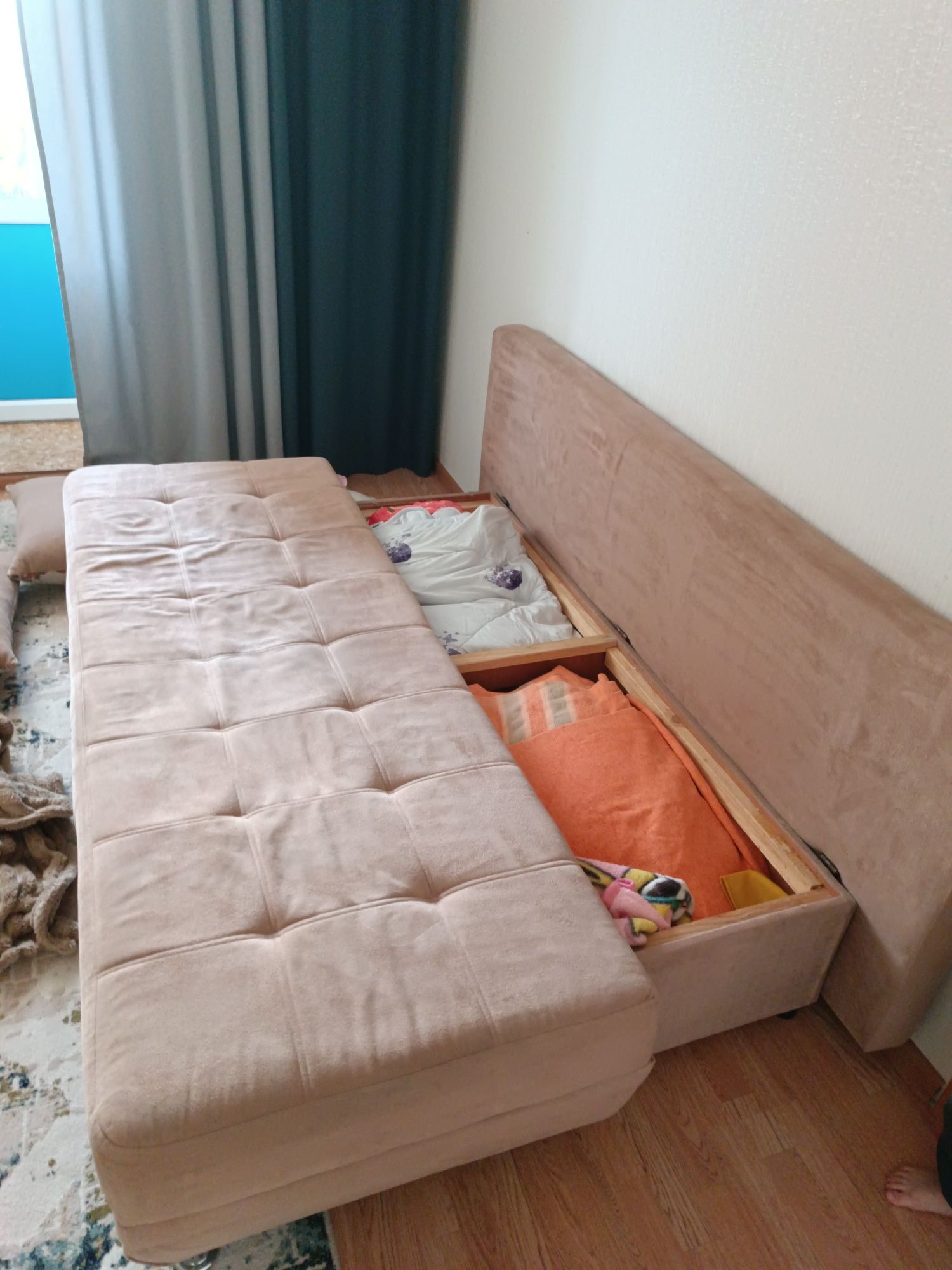 Продам раскладной диван , с полкой внутри. В комплекте есть подушки 3