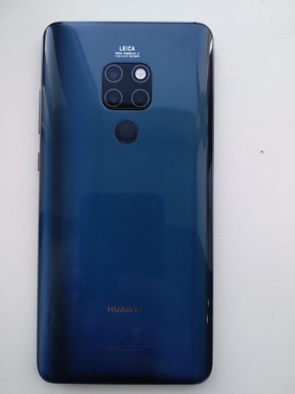 Продам Mate 20 128 гб в подарок набор Х8 и чехлы