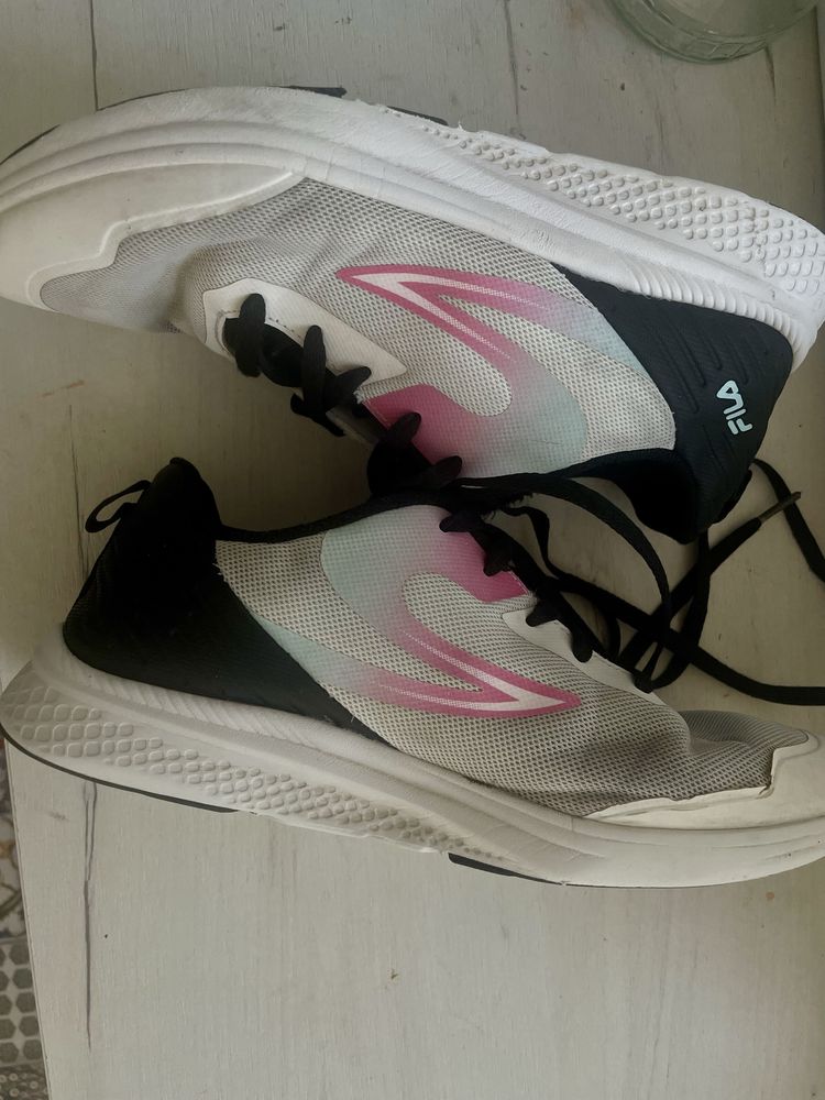 Продам кроссовки Fila