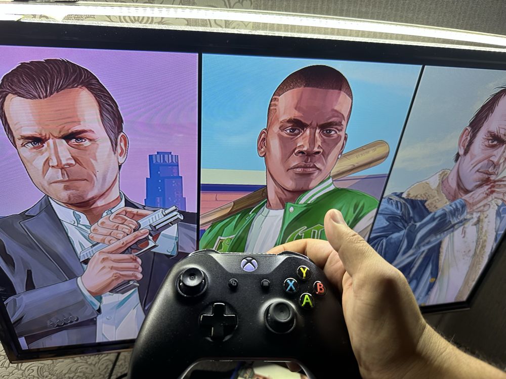 Xbox One X 1TB+17 игр +2  джойстика