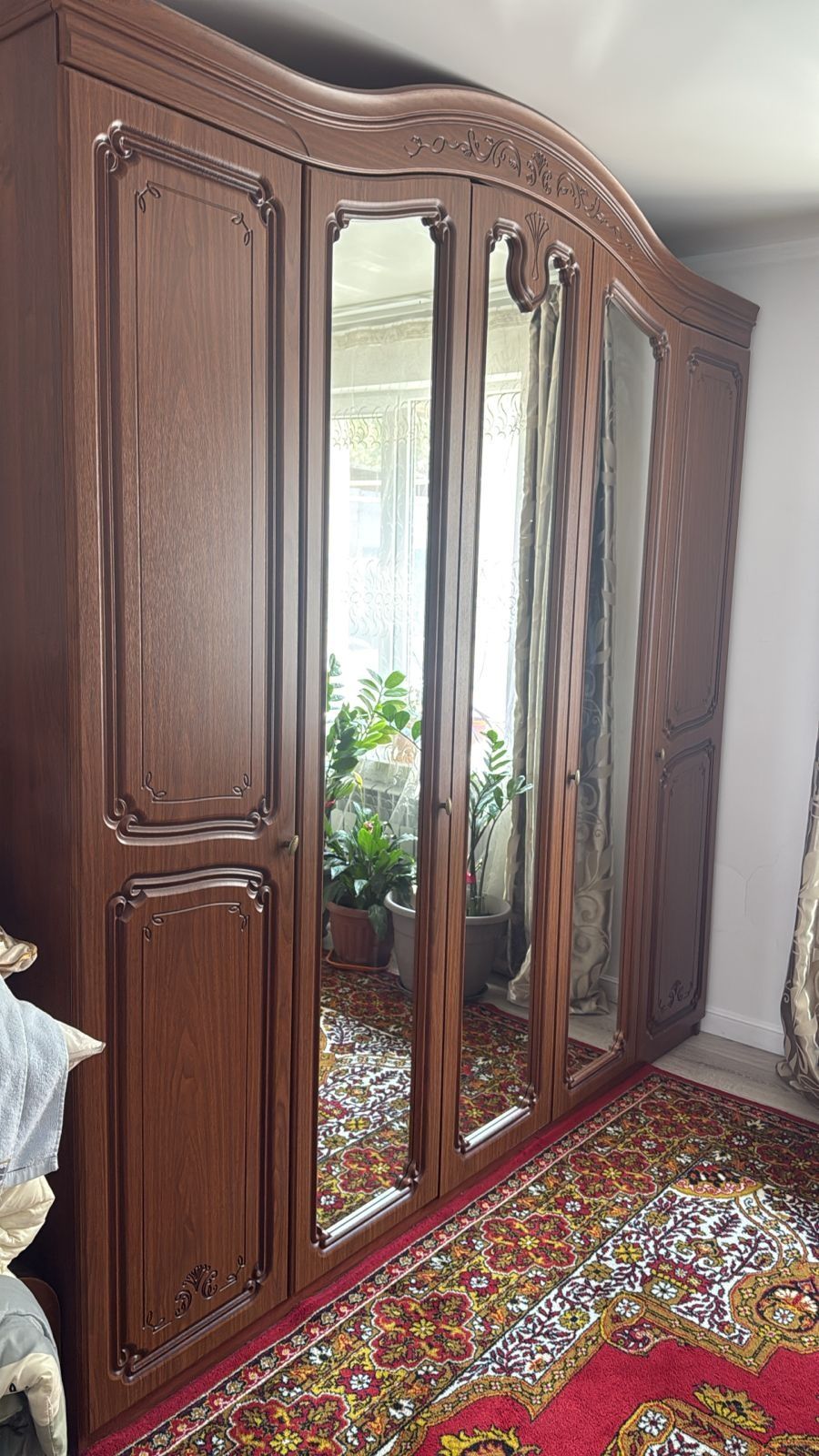 Камод, две тумбочки, кровать и шифанер.