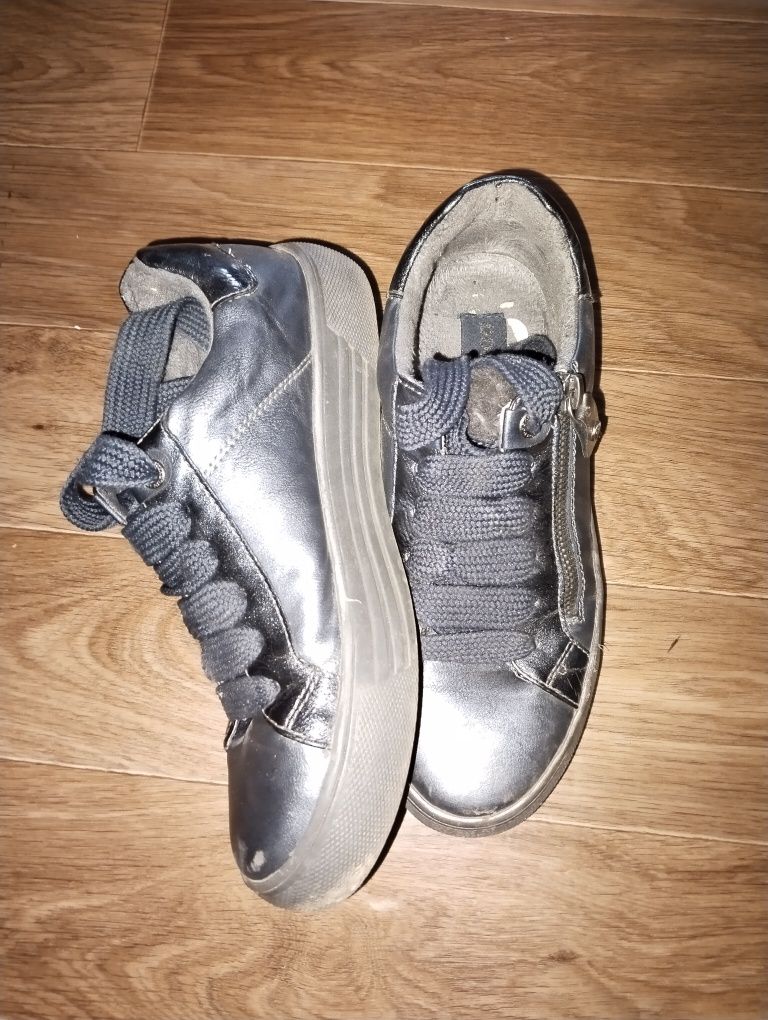 Продам кеды женские