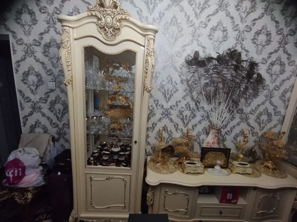 Импортные 2 шкафа и тумбочка