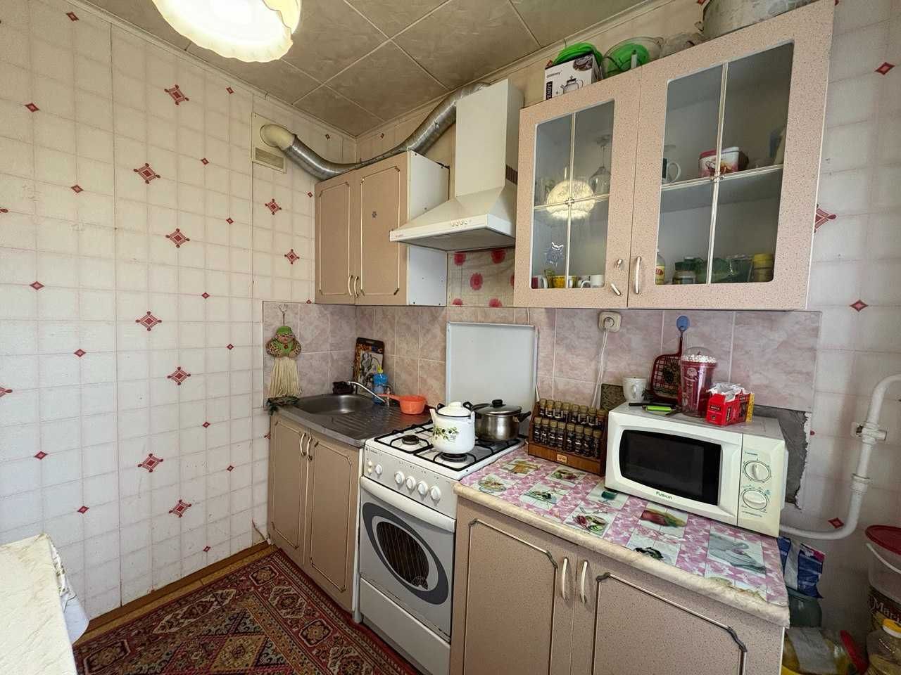 продам 2 комнатную квартиру в 7 мкр