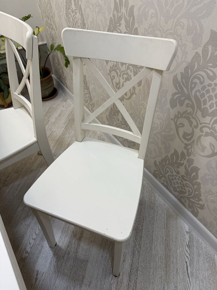 Стол и стулья от Ikea