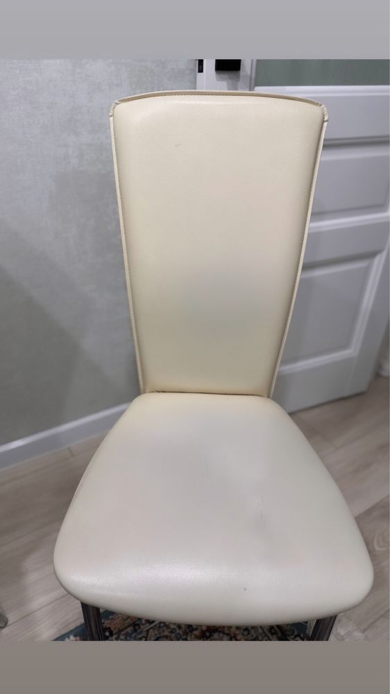 Продам кухонные стулья-кожзам 4 шт.