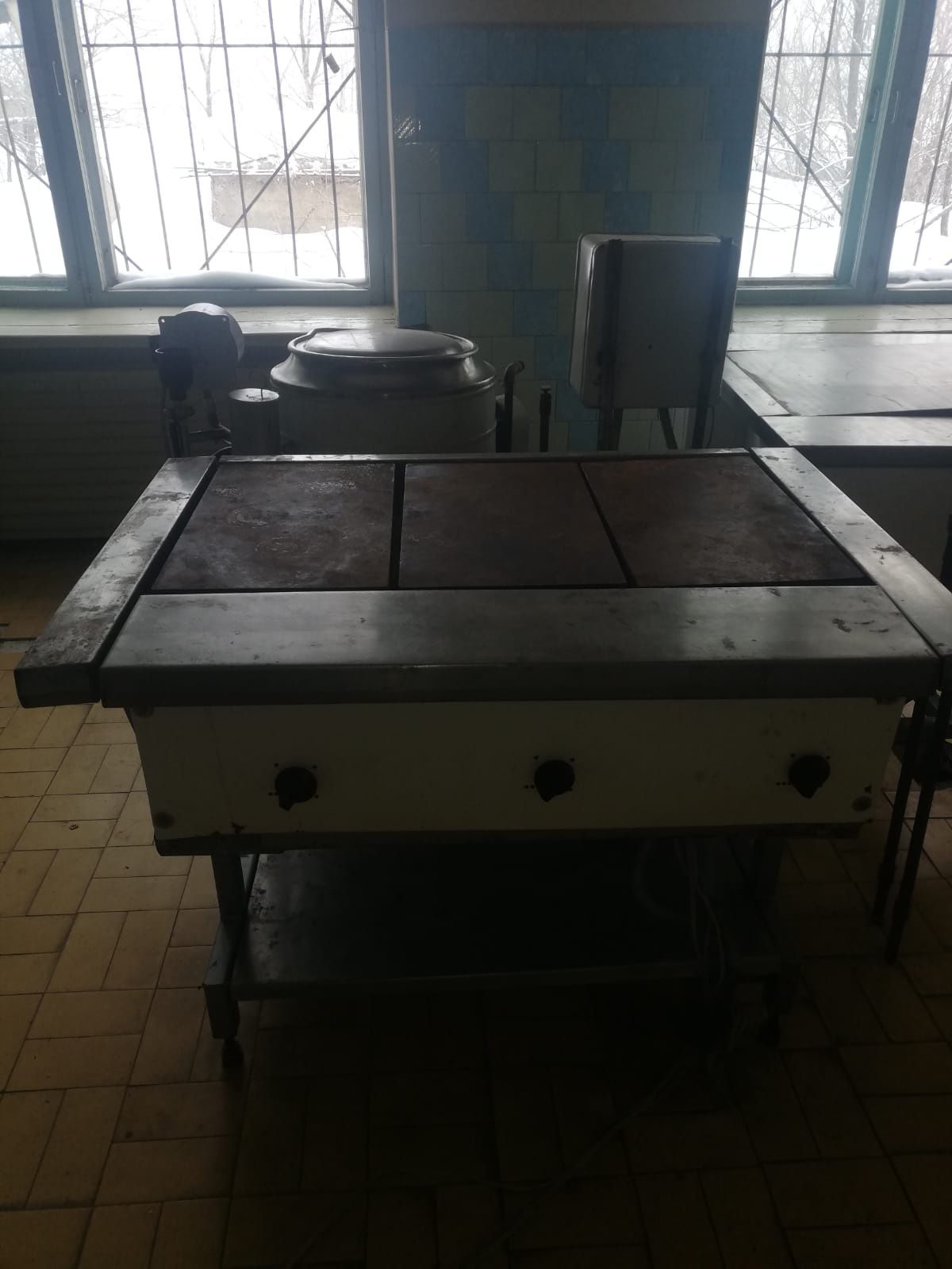Продам инвентарь для столовой и кухни бу
