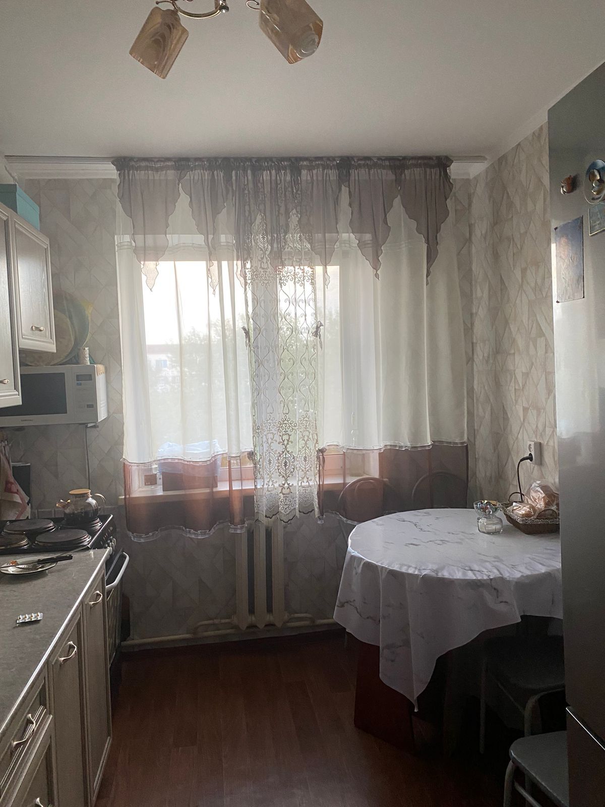 Продам  2 х  ком  квартиру  4/5  на 9  мкр.  Возле  ЕИТИ.