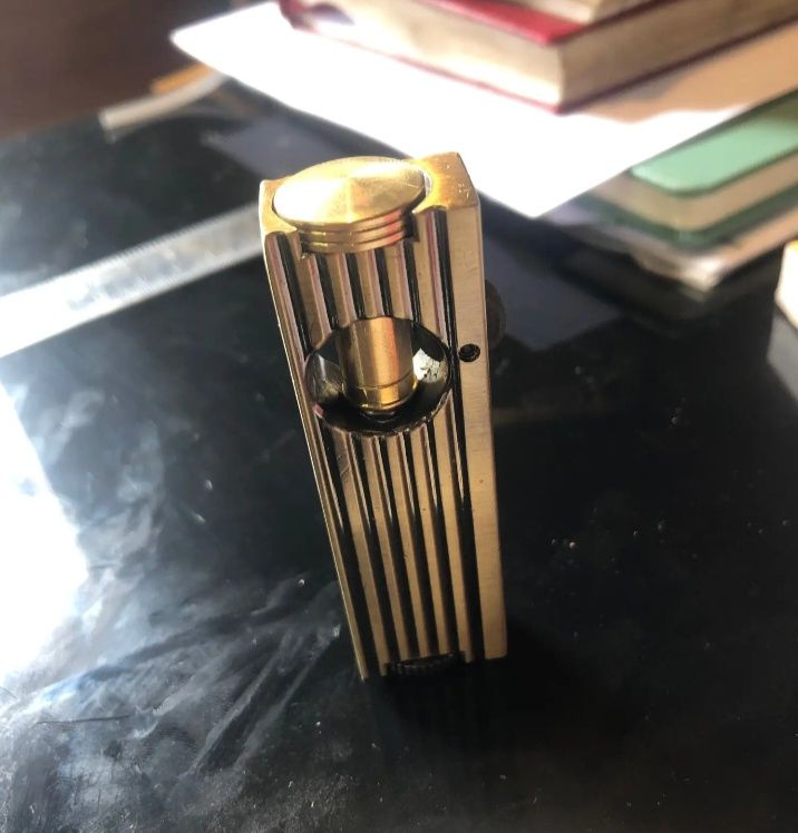 Бензиновая зажигалка.