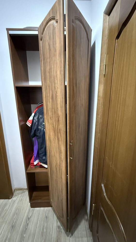 Платяной шкаф со складывающейся ролл дверью