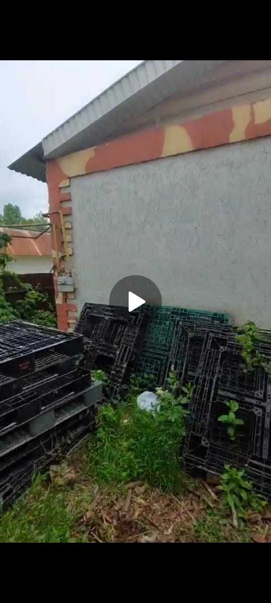 Продам пластиковый поддон (паллету)
