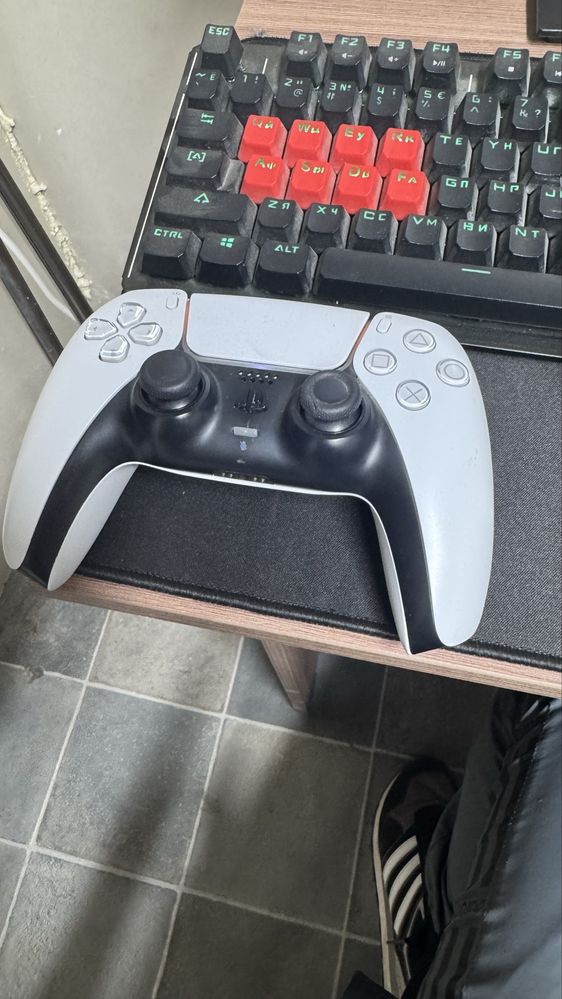 Playstation 5 с 2 джойстиками + телевизор и коробкой