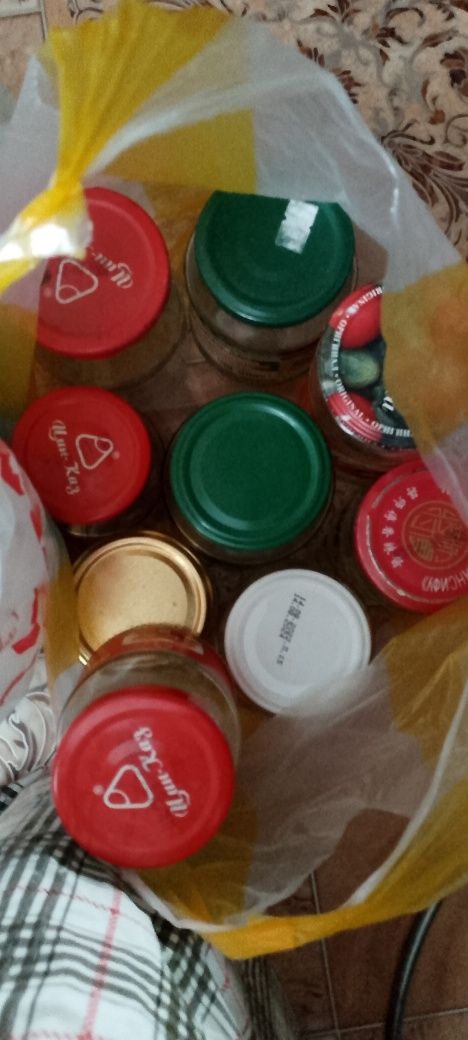 Продам банки 0,3 и 2 л и 1 л бутылки