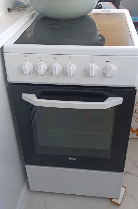 Продам отдельностоящая кухонная плита BEKO FFSS57000W белый