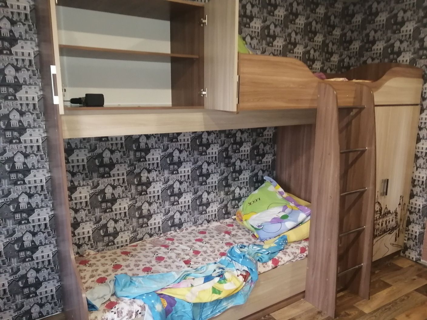 Продам детскую двух ярусную кровать "Город"