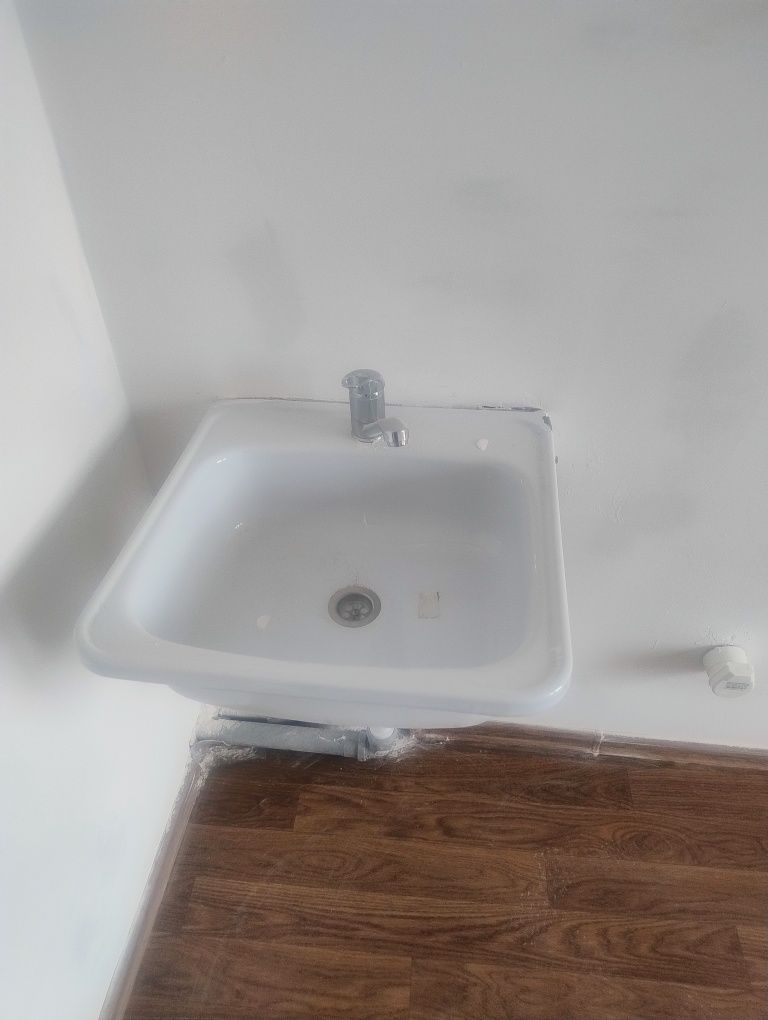 Продам двери 80и60см, раковина, линолеум около 35м2.
