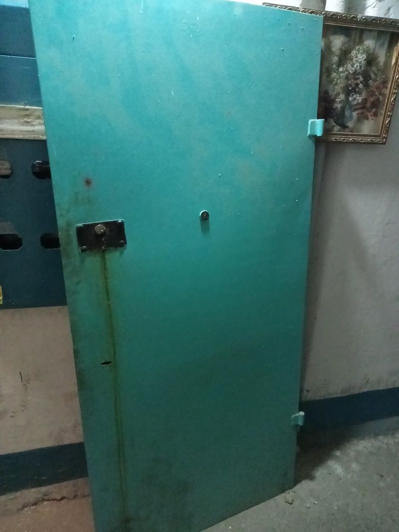 Продам железную дверь