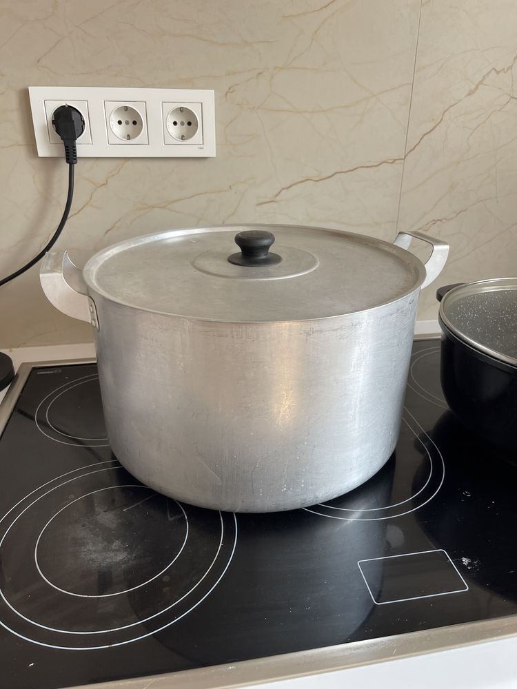 Продам алюминиевую кастрюлю