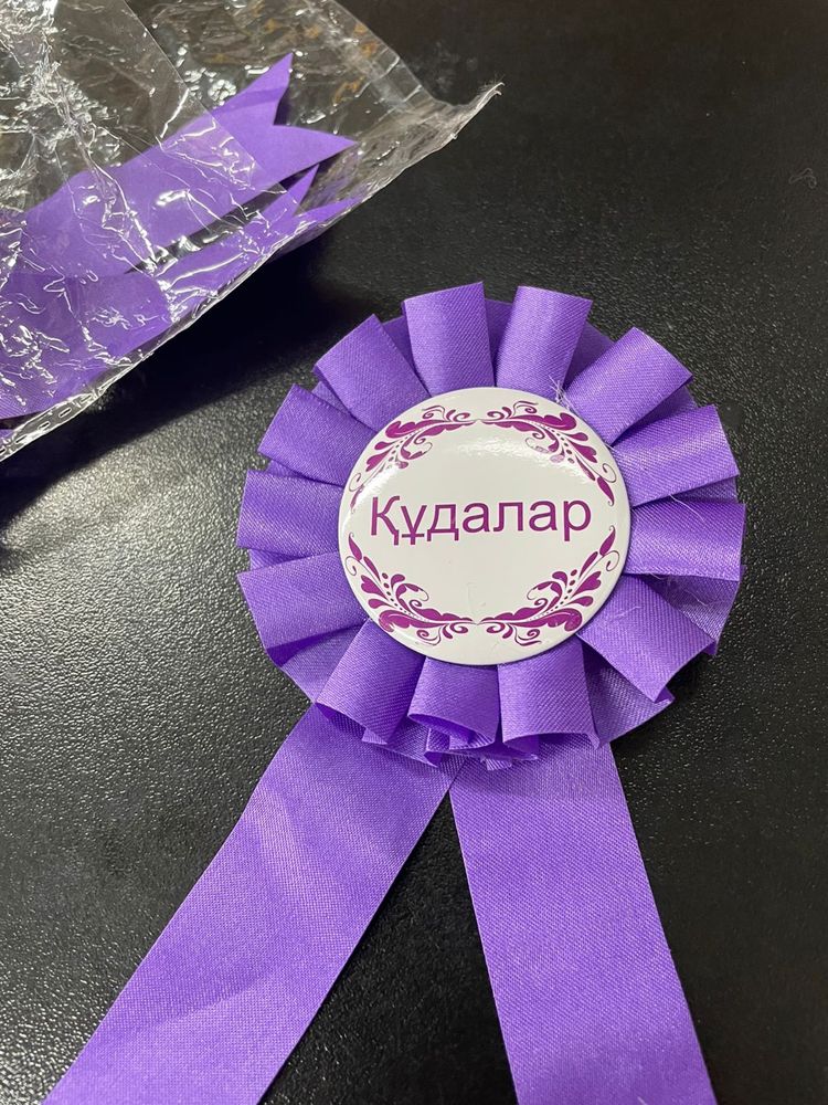 Продам новые значки кудалар белые с надписью доставка есть