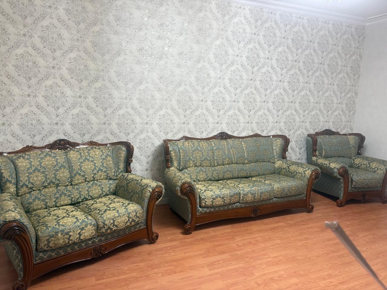 Продам мебель , стенка и диваны