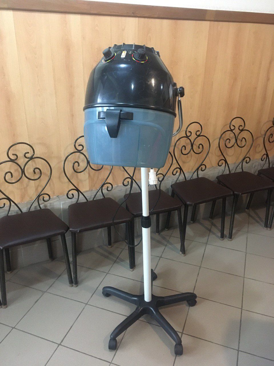 Парикмахерское кресло, детский стульчик.