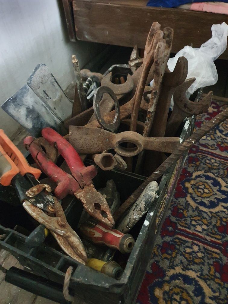 Лопаты, кувалды, молотки,набор для пилки,вёдра, тазы,