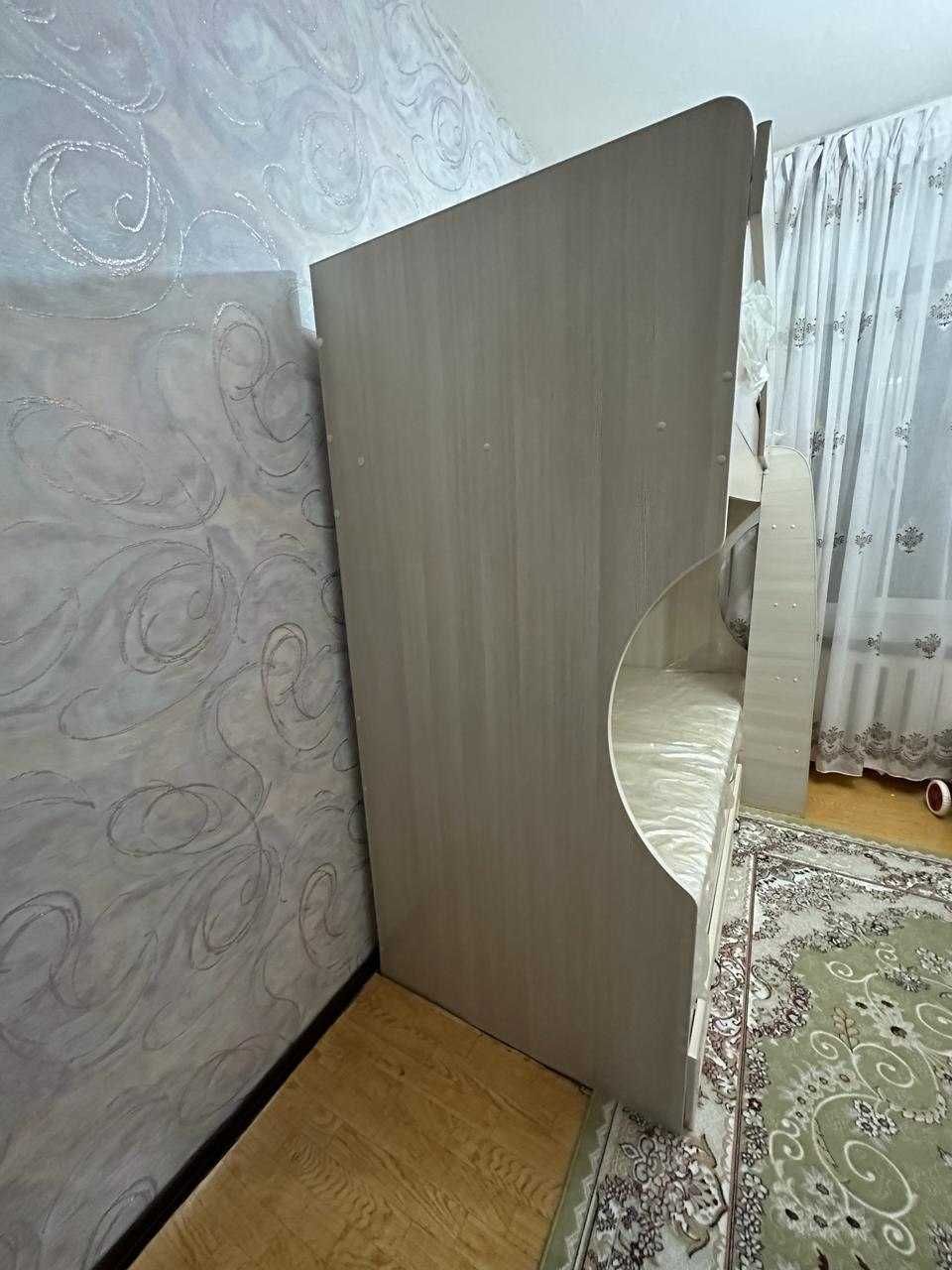 Продам двухярусный кровать с матрасом