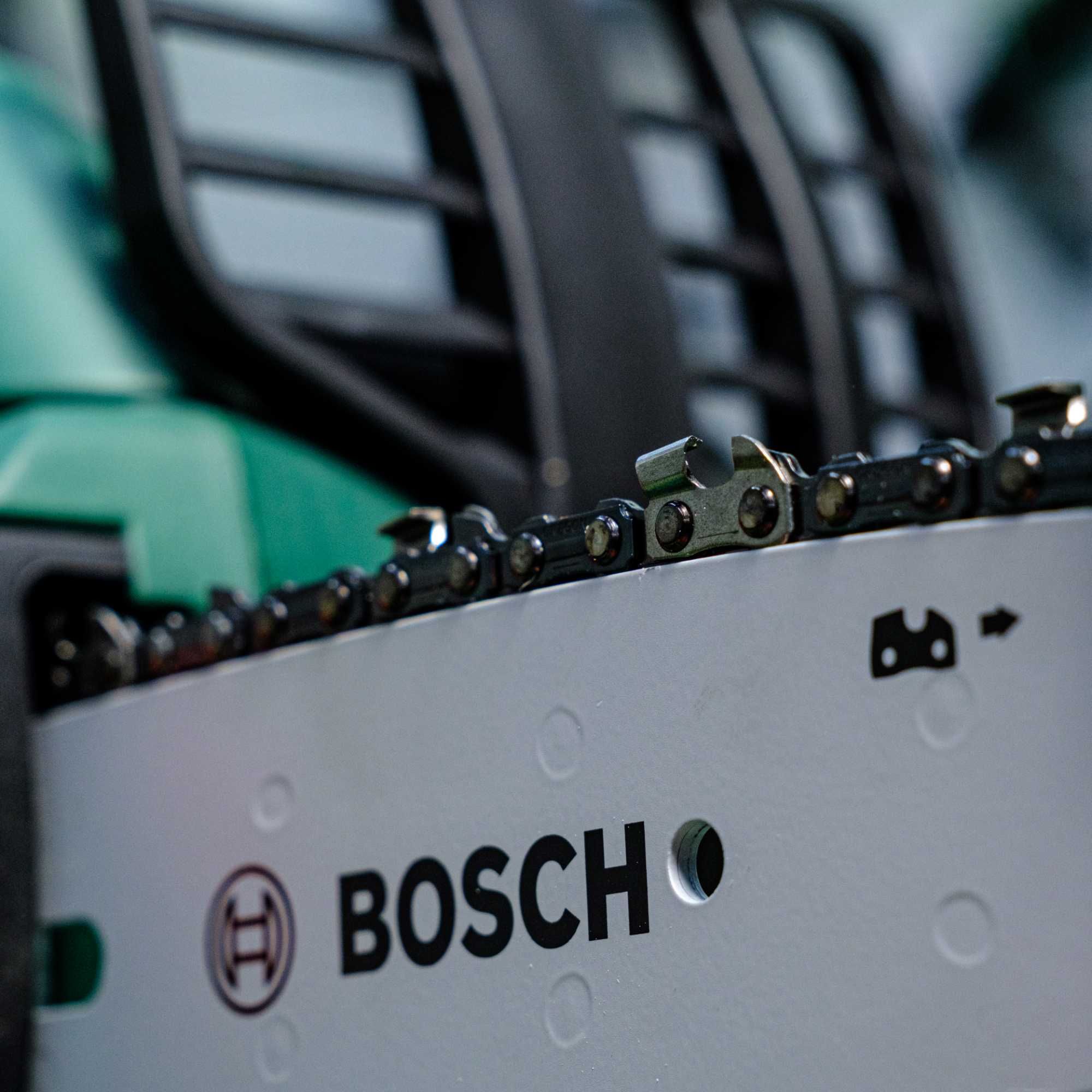 Аккумуляторная цепная пила Bosch UniversalChain 18