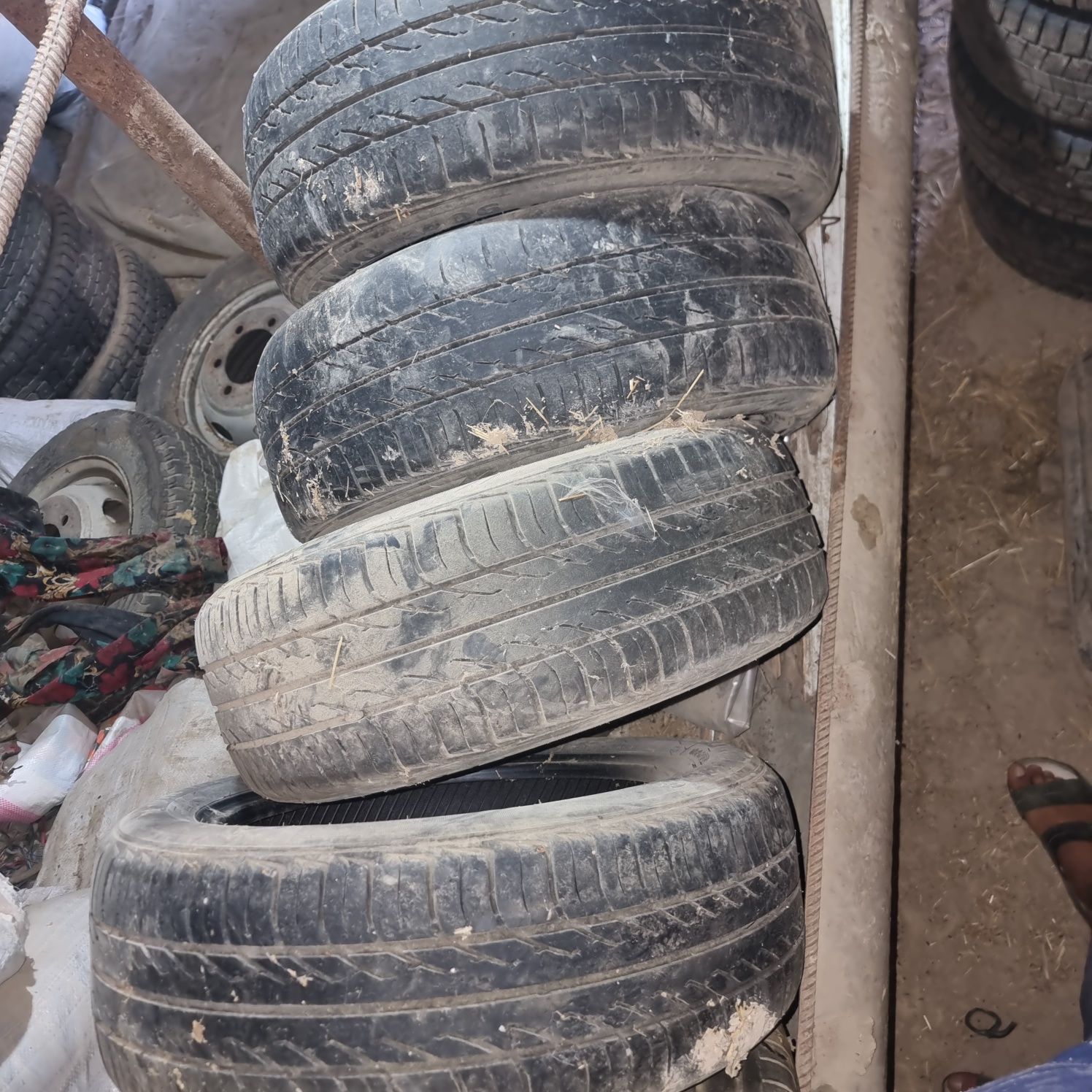 Hankook покришка  4 штук 185/55/R15.  (на жугули   ест все запчасти)