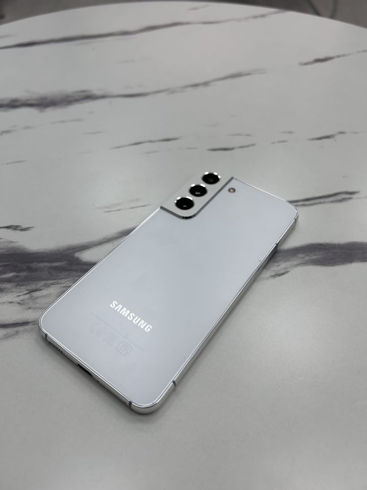 Samsung s22 в хорошем состоянии, пользовалась девушка. Аккуратно