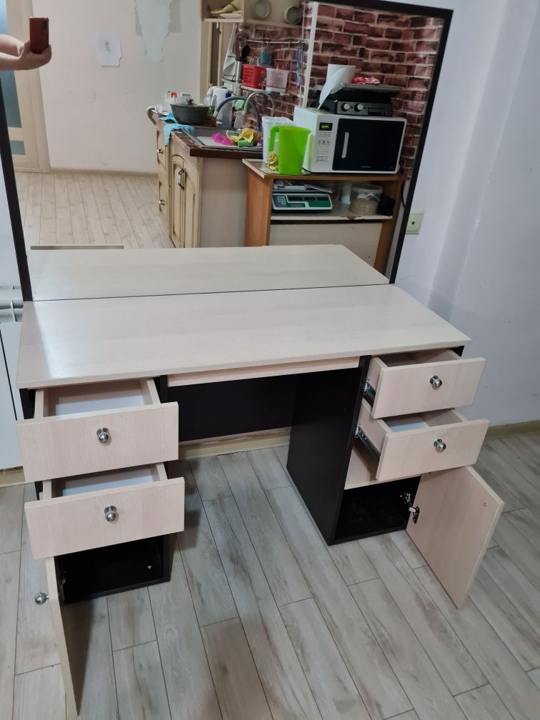 Продам столик  с зеркалом и ящичками (трюмо)