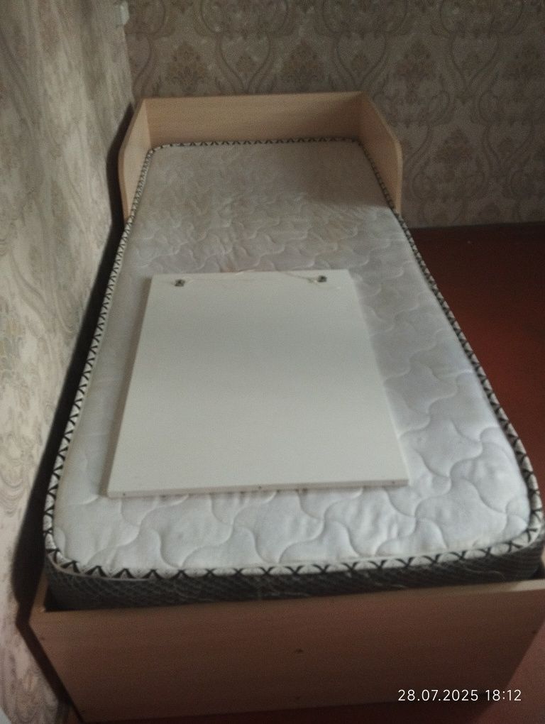 продам детскую кровать со столом .