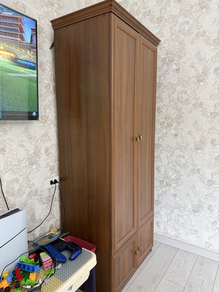 Шкаф для прихожей либо детской