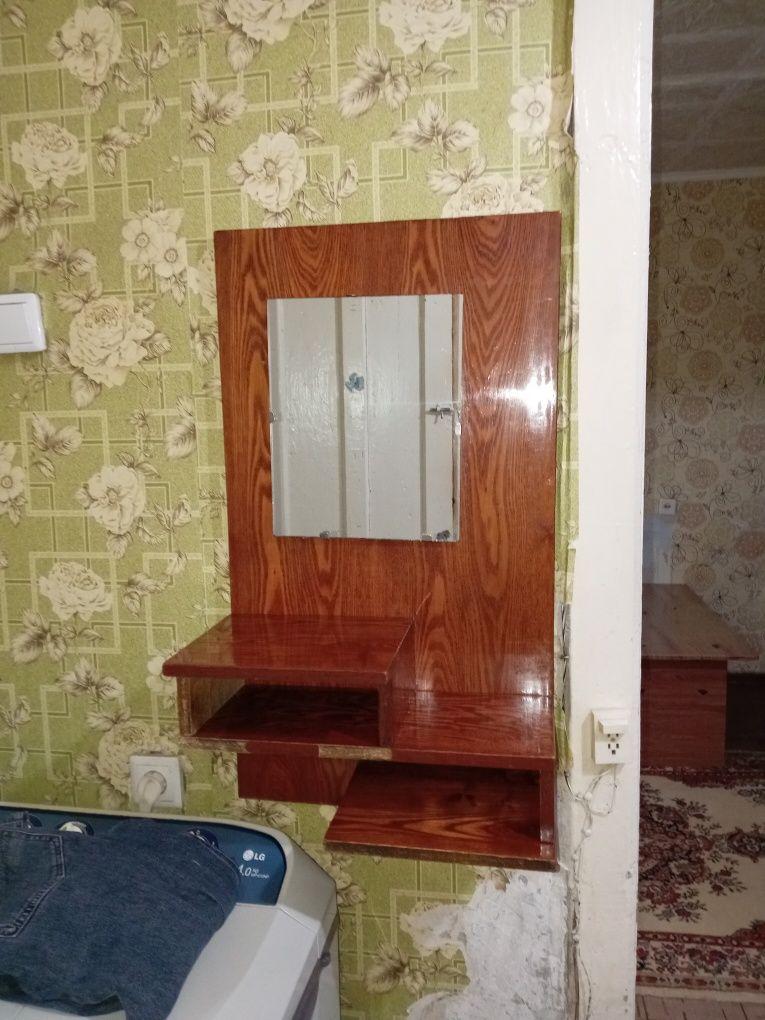 Зеркало с полочками
