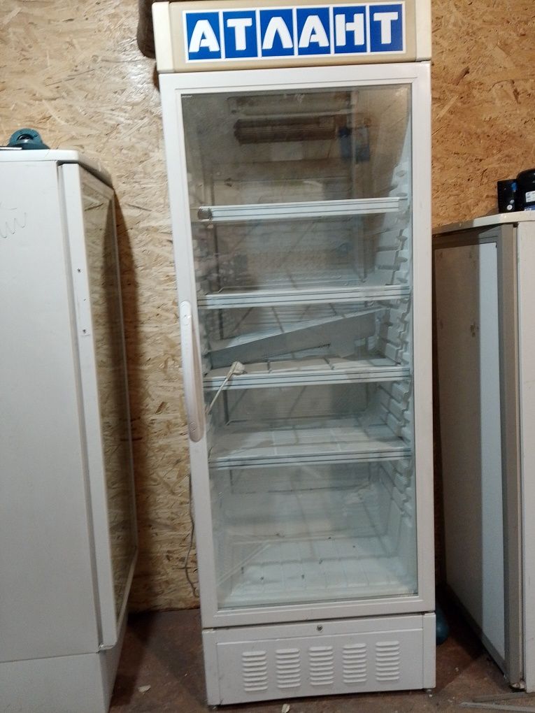 Продам холодильную витрину Атлант