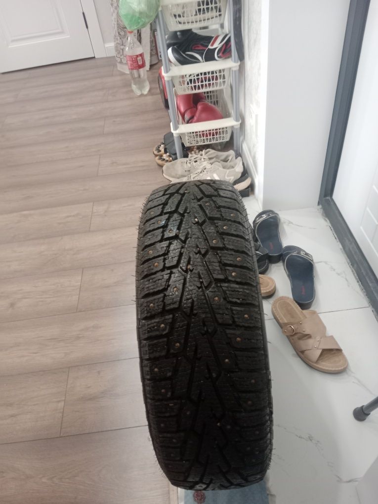 Продам зимние шины с шипами.. состояние отличное.