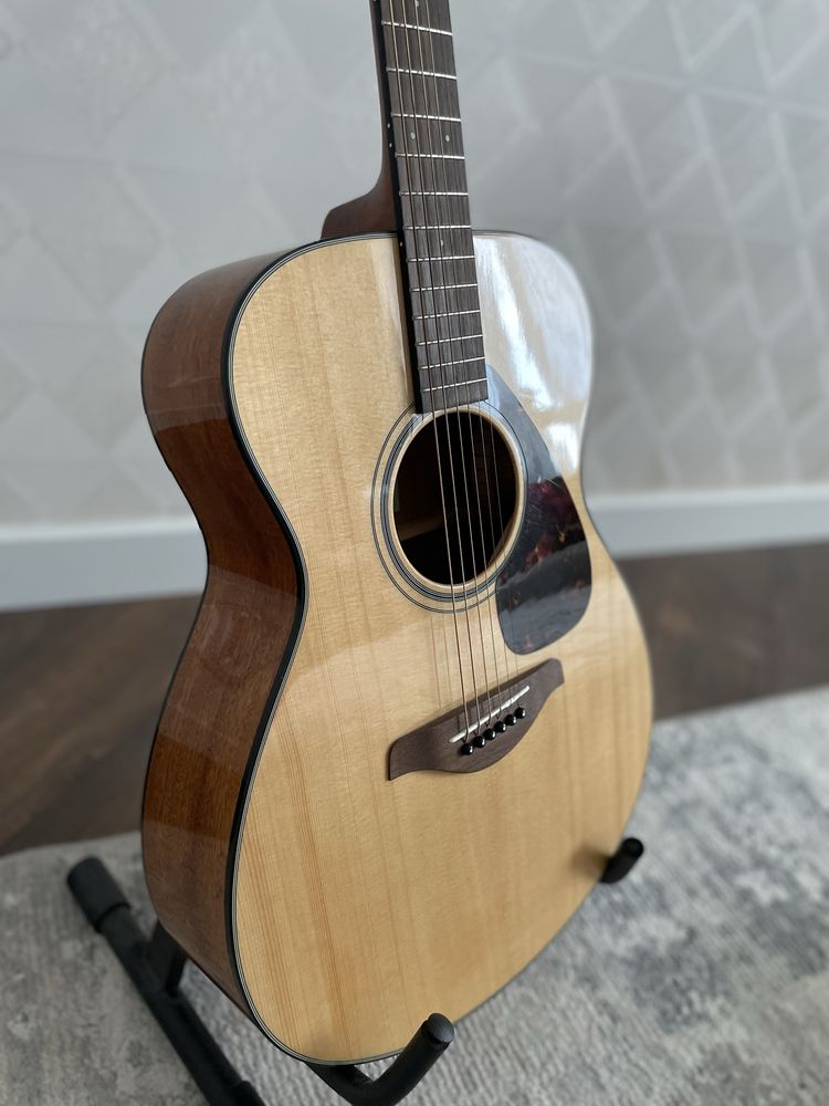Акустическая гитара Yamaha FS800 в идеальном состоянии