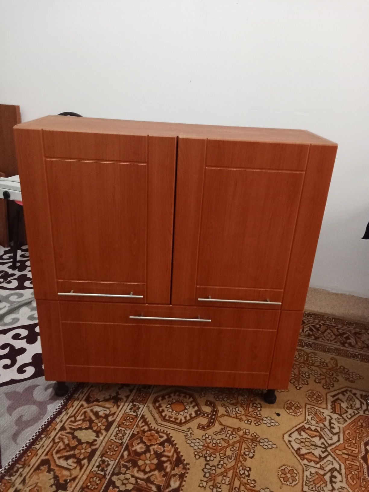 Кухонныи шкаф бес мыннан арибир шкаф